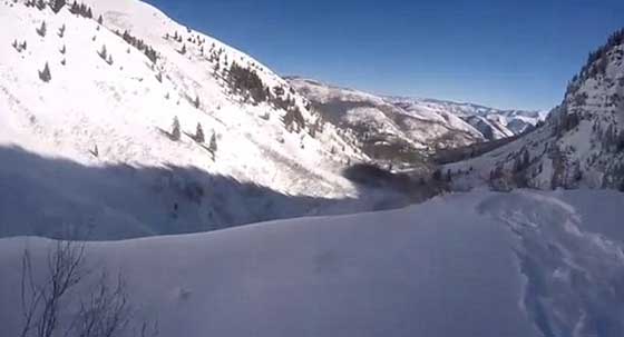 متزلج يهوي من ارتفاع 45 مترا والعناية الالهية تنقذه من الموت.. فيديو صورة رقم 3