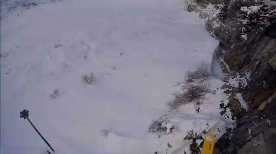 متزلج يهوي من ارتفاع 45 مترا والعناية الالهية تنقذه من الموت.. فيديو صورة رقم 7