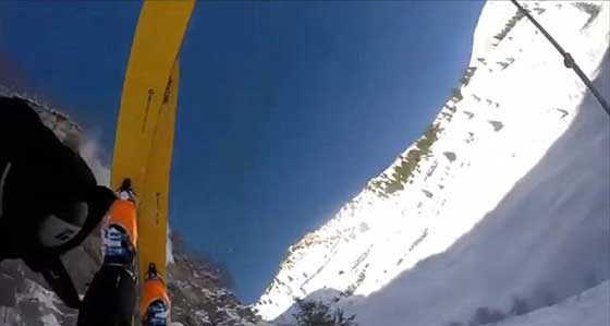 متزلج يهوي من ارتفاع 45 مترا والعناية الالهية تنقذه من الموت.. فيديو صورة رقم 8