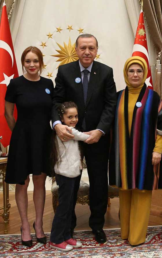 زيارة النجمة ليندسي لوهان للرئيس التركي اردوغان مرتين تثير تساؤلات! صورة رقم 6