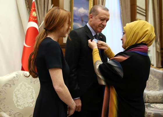 زيارة النجمة ليندسي لوهان للرئيس التركي اردوغان مرتين تثير تساؤلات! صورة رقم 5