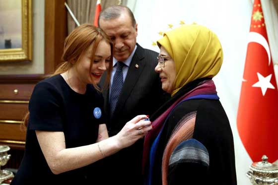 زيارة النجمة ليندسي لوهان للرئيس التركي اردوغان مرتين تثير تساؤلات! صورة رقم 2