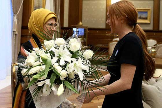 زيارة النجمة ليندسي لوهان للرئيس التركي اردوغان مرتين تثير تساؤلات! صورة رقم 4