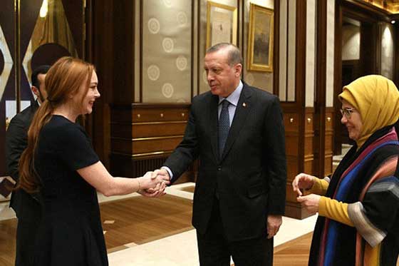 زيارة النجمة ليندسي لوهان للرئيس التركي اردوغان مرتين تثير تساؤلات! صورة رقم 1