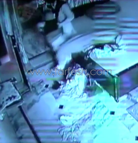 فيديو صادم.. ام غاضبة تلقي بطفلها الى مهبط الدرج صورة رقم 3