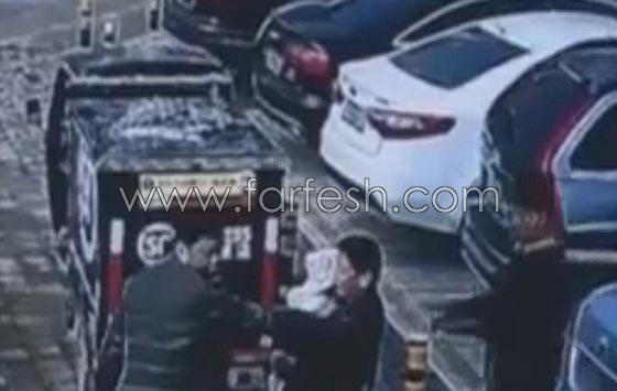 عرض ابنه للبيع لشراء سيارة فارهة لزوجته التي يرغب في طلاقها.. فيديو صورة رقم 4