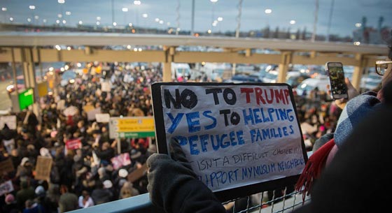 خلافا لقرار ترامب.. محكمة امريكية تأمر بدخول عالقين وعدم ترحيلهم صورة رقم 1