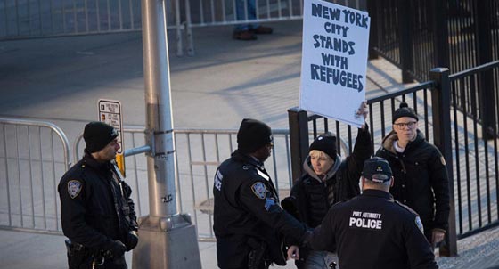 خلافا لقرار ترامب.. محكمة امريكية تأمر بدخول عالقين وعدم ترحيلهم صورة رقم 6