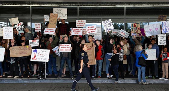 خلافا لقرار ترامب.. محكمة امريكية تأمر بدخول عالقين وعدم ترحيلهم صورة رقم 2