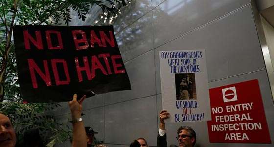 خلافا لقرار ترامب.. محكمة امريكية تأمر بدخول عالقين وعدم ترحيلهم صورة رقم 5