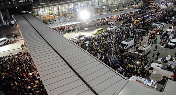 خلافا لقرار ترامب.. محكمة امريكية تأمر بدخول عالقين وعدم ترحيلهم صورة رقم 4