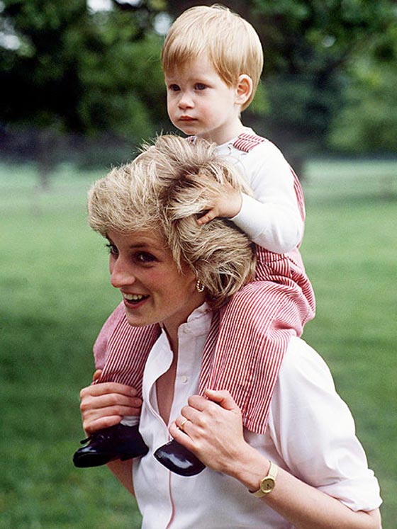  الاميران ويليام هاري يخلدان ذكرى والدتهما الاميرة ديانا بتمثال لها صورة رقم 4