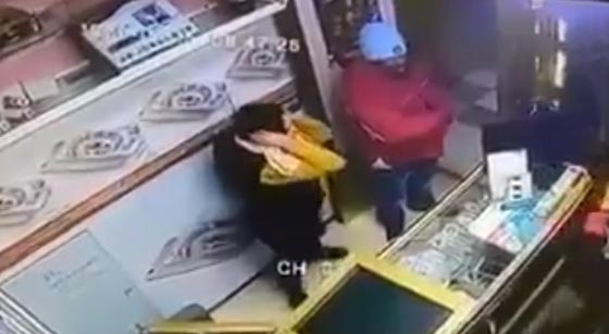  مسلحان بالسيوف يسطوان على محل تجاري في المغرب.. فيديو صورة رقم 1