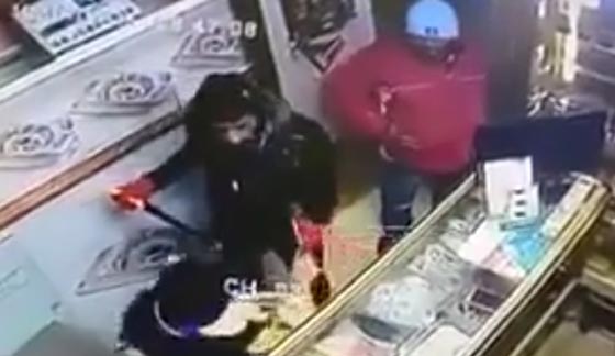  مسلحان بالسيوف يسطوان على محل تجاري في المغرب.. فيديو صورة رقم 2