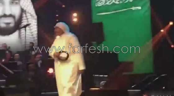 شاب التقط عقال محمد عبده في حفلة جدة: قيمته لا تقل عن منديل ام كلثوم صورة رقم 4