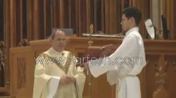 ما السبب الذي دفع هذا الرجل الى تسديد لكمة قوية لقس في الكنيسة؟ صورة رقم 1