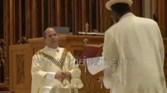 ما السبب الذي دفع هذا الرجل الى تسديد لكمة قوية لقس في الكنيسة؟ صورة رقم 2