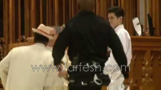 ما السبب الذي دفع هذا الرجل الى تسديد لكمة قوية لقس في الكنيسة؟ صورة رقم 3