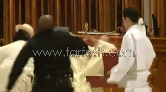 ما السبب الذي دفع هذا الرجل الى تسديد لكمة قوية لقس في الكنيسة؟ صورة رقم 4