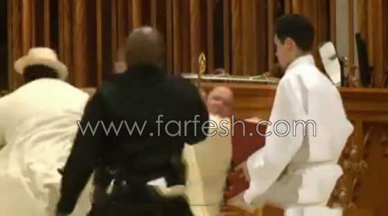 ما السبب الذي دفع هذا الرجل الى تسديد لكمة قوية لقس في الكنيسة؟ صورة رقم 6