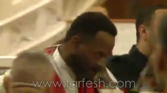 ما السبب الذي دفع هذا الرجل الى تسديد لكمة قوية لقس في الكنيسة؟ صورة رقم 12