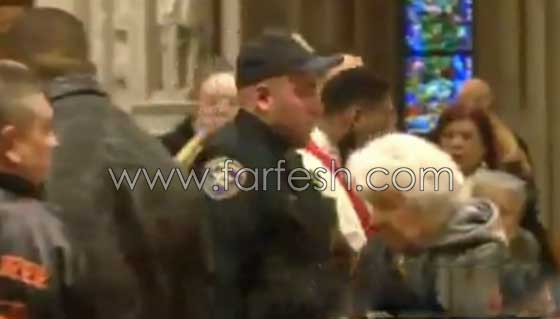 ما السبب الذي دفع هذا الرجل الى تسديد لكمة قوية لقس في الكنيسة؟ صورة رقم 13