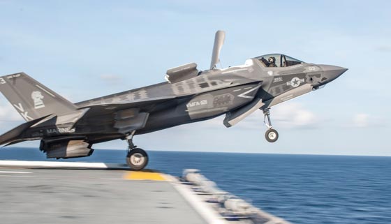 فضيحة.. لماذا تلامس رؤوس طياري F-35 سقف الطائرة وخوذتهم تترنح؟! صورة رقم 1