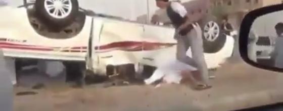 سائق يستعرض مهاراته في التفحيط امام الجماهير.. والنتيجة صادمة! صورة رقم 1