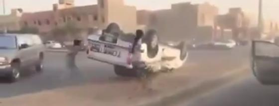 سائق يستعرض مهاراته في التفحيط امام الجماهير.. والنتيجة صادمة! صورة رقم 2