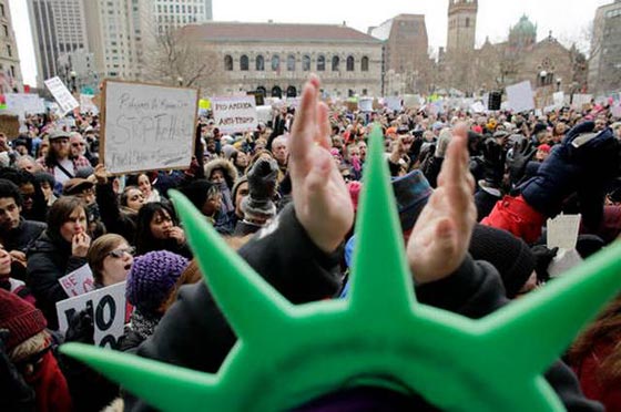 مجلة ألمانية تثير الجدل بعد نشرها رسماً كاريكاتورياً لترامب صورة رقم 5