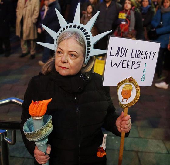 مجلة ألمانية تثير الجدل بعد نشرها رسماً كاريكاتورياً لترامب صورة رقم 6