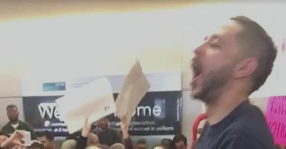  عالواحدة ونص وايقاع الطبلة: مظاهرة مصريين في مطار أمريكي ضد ترامب صورة رقم 1