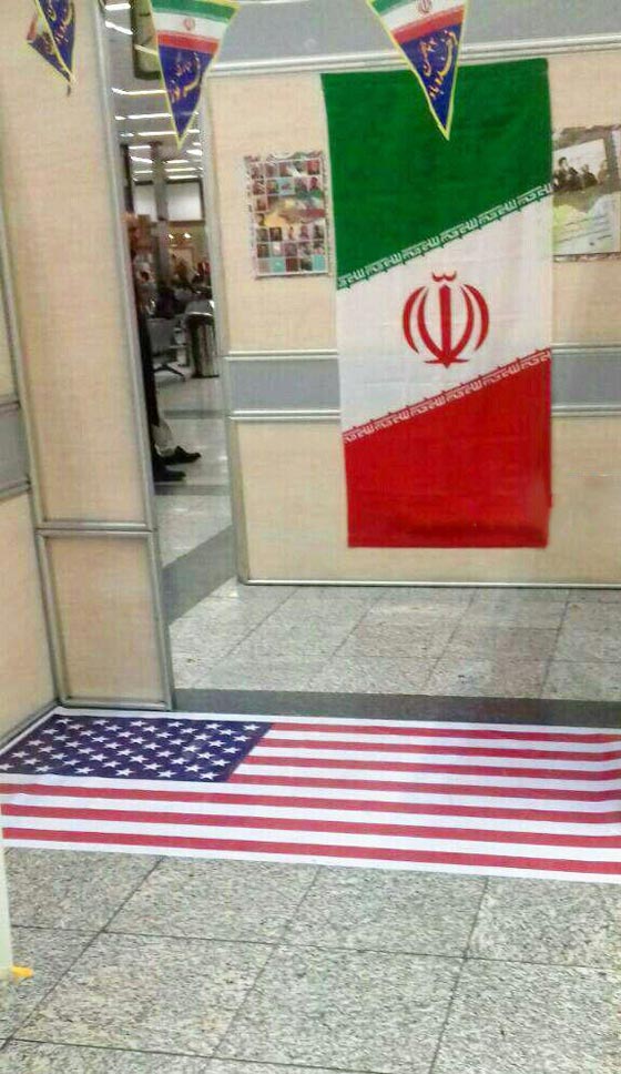 رداً على قرار ترامب.. العلم الأمريكي على أرض مطار في طهران صورة رقم 1
