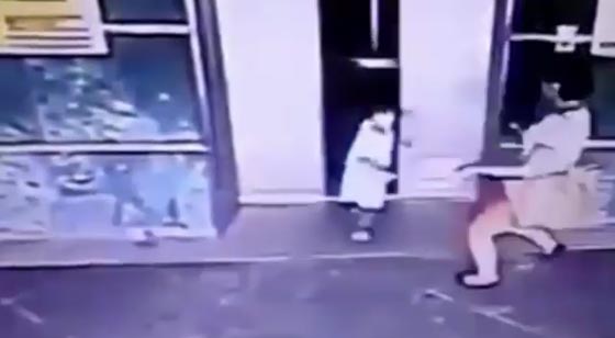 فيديو مدهش.. أم تنقذ طفلتها من الموت بركلة! صورة رقم 2