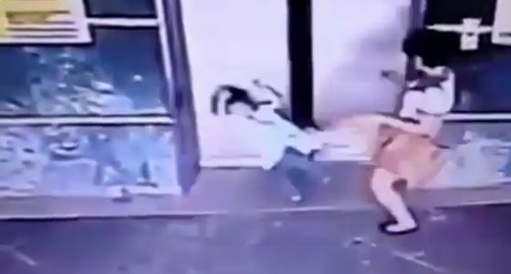 فيديو مدهش.. أم تنقذ طفلتها من الموت بركلة! صورة رقم 3