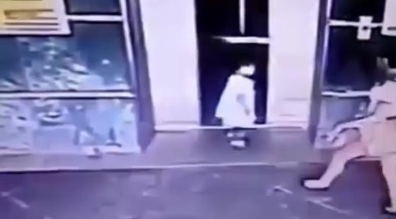 فيديو مدهش.. أم تنقذ طفلتها من الموت بركلة! صورة رقم 1