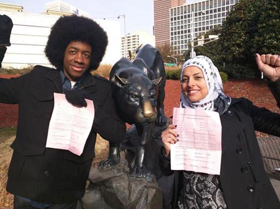 فيديو صادم: رجل يتهم أمريكية مسلمة بأنها مرتكبة الفاحشة بسبب حجابها! صورة رقم 9