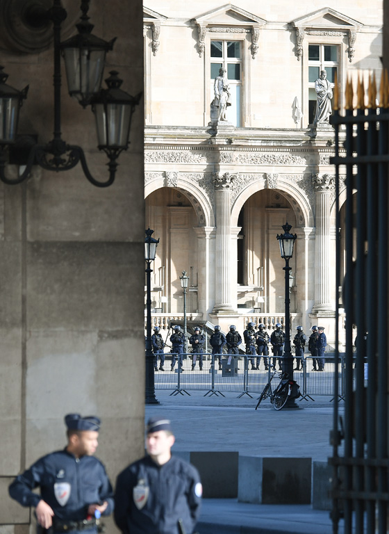 اطلاق النار على مسلح بسكين اراد تنفيذ هجوم ارهابي على متحف اللوفر صورة رقم 6