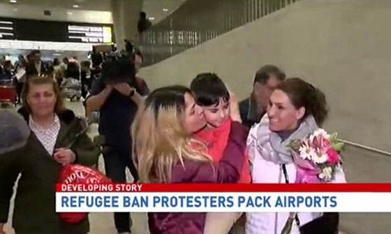 طفل ايراني يعانق امه بحرارة بعد اعتقاله في مطار واشنطن.. فيديو صورة رقم 2