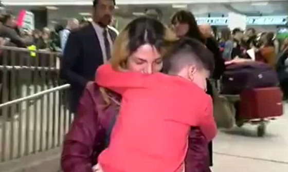 طفل ايراني يعانق امه بحرارة بعد اعتقاله في مطار واشنطن.. فيديو صورة رقم 1