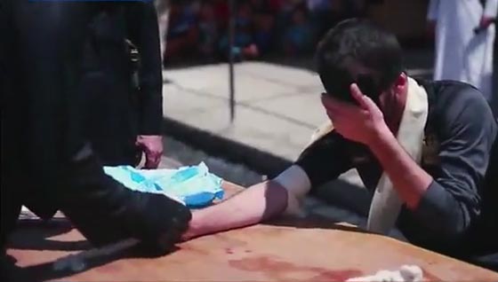 داعش يقطع ايادي طفلين لانهما رفضا اطلاق النار واعدام رجلين! صورة رقم 4