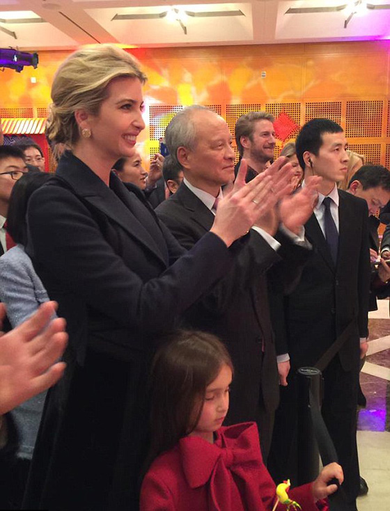 حفيدة ترامب تشعل المواقع باغنية صينية والجد لم يعايد الشعب الصيني صورة رقم 1