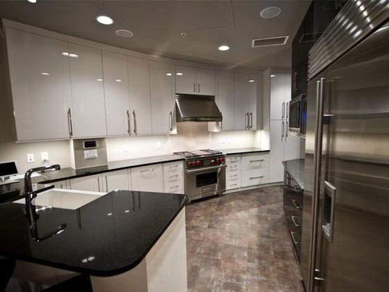 بالطائرات والدراجات النارية والمخابئ الجوفية يواجه الاثرياء نهاية العالم صورة رقم 20