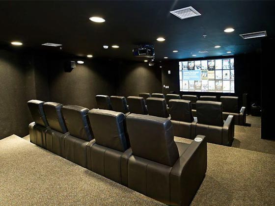 بالطائرات والدراجات النارية والمخابئ الجوفية يواجه الاثرياء نهاية العالم صورة رقم 22