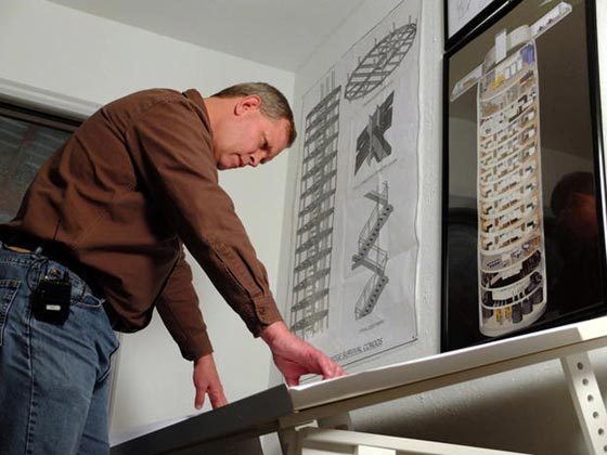 بالطائرات والدراجات النارية والمخابئ الجوفية يواجه الاثرياء نهاية العالم صورة رقم 11