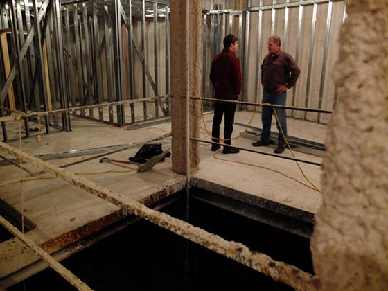 بالطائرات والدراجات النارية والمخابئ الجوفية يواجه الاثرياء نهاية العالم صورة رقم 12