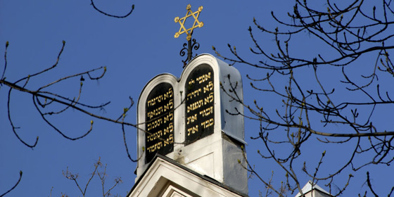 يهود يسلمون مفتاح كنيسهم للمسلمين للصلاة فيه بعد احتراق مسجد بتكساس صورة رقم 4