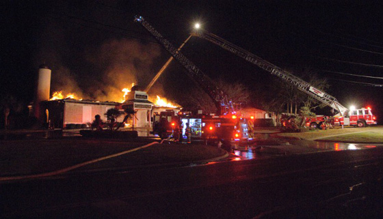 يهود يسلمون مفتاح كنيسهم للمسلمين للصلاة فيه بعد احتراق مسجد بتكساس صورة رقم 5