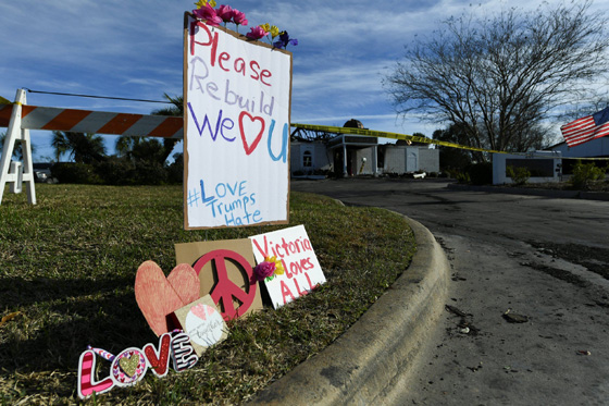 يهود يسلمون مفتاح كنيسهم للمسلمين للصلاة فيه بعد احتراق مسجد بتكساس صورة رقم 6