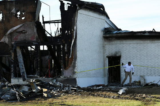 يهود يسلمون مفتاح كنيسهم للمسلمين للصلاة فيه بعد احتراق مسجد بتكساس صورة رقم 8